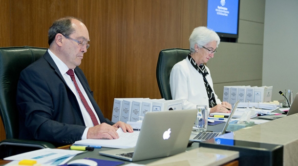 From left to right: Commissioner Andrew Murray and Justice Jennifer Coate