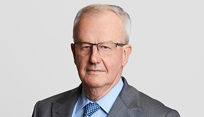 Headshot of Commissioner Bob Atkinson AO APM